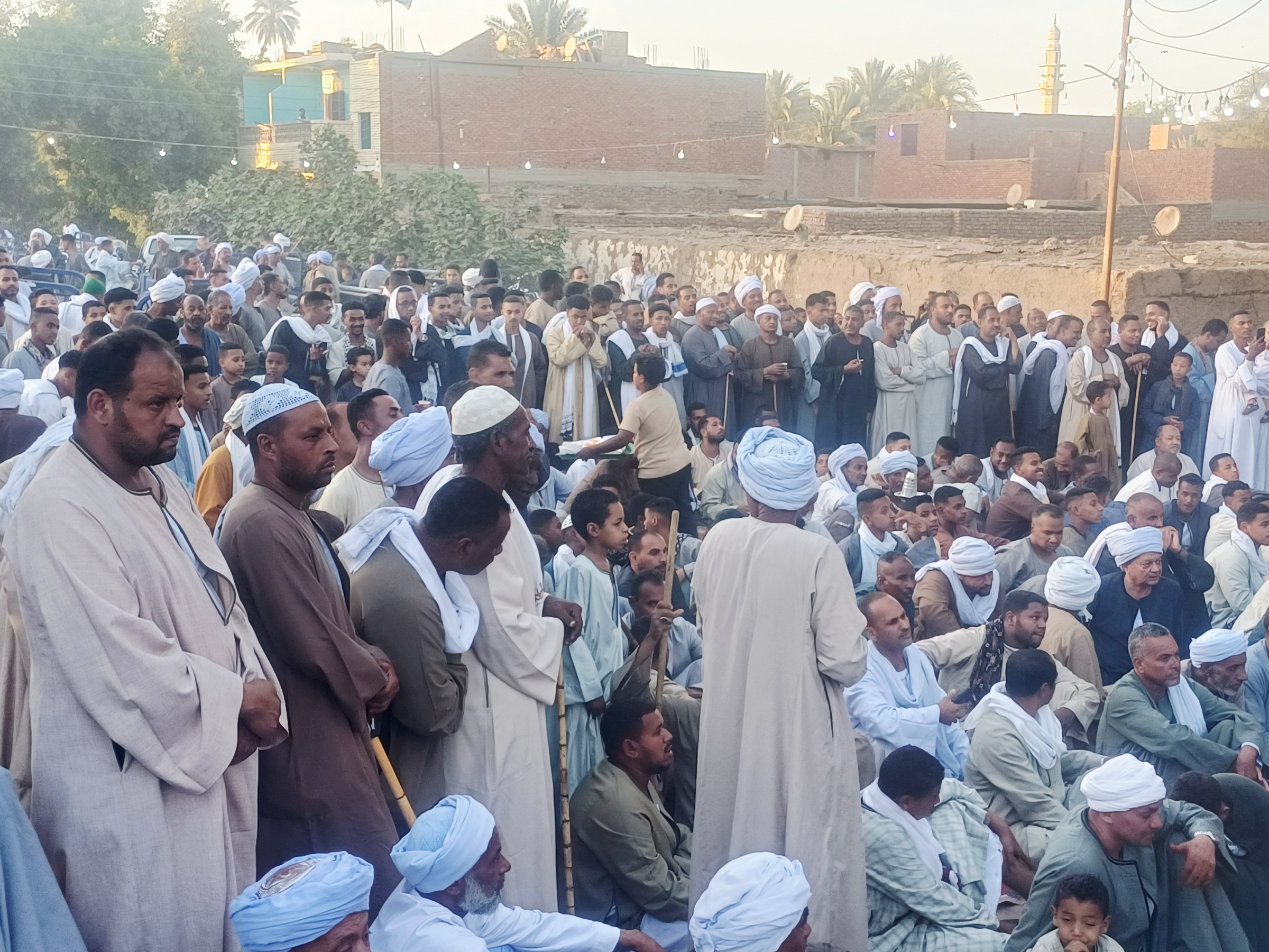 أبناء القبائل يتابعون مبارزات العصا