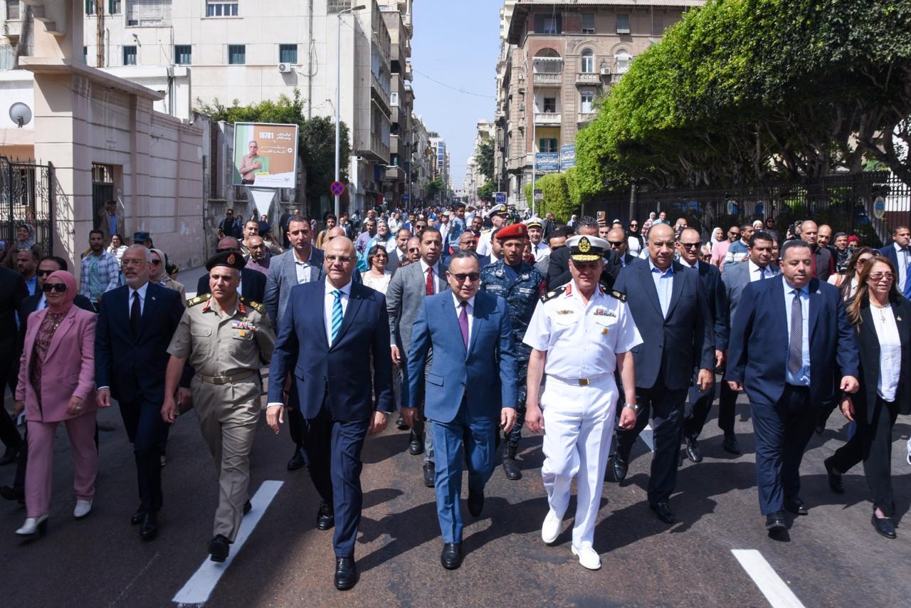 المحافظ يتقدم الموكب