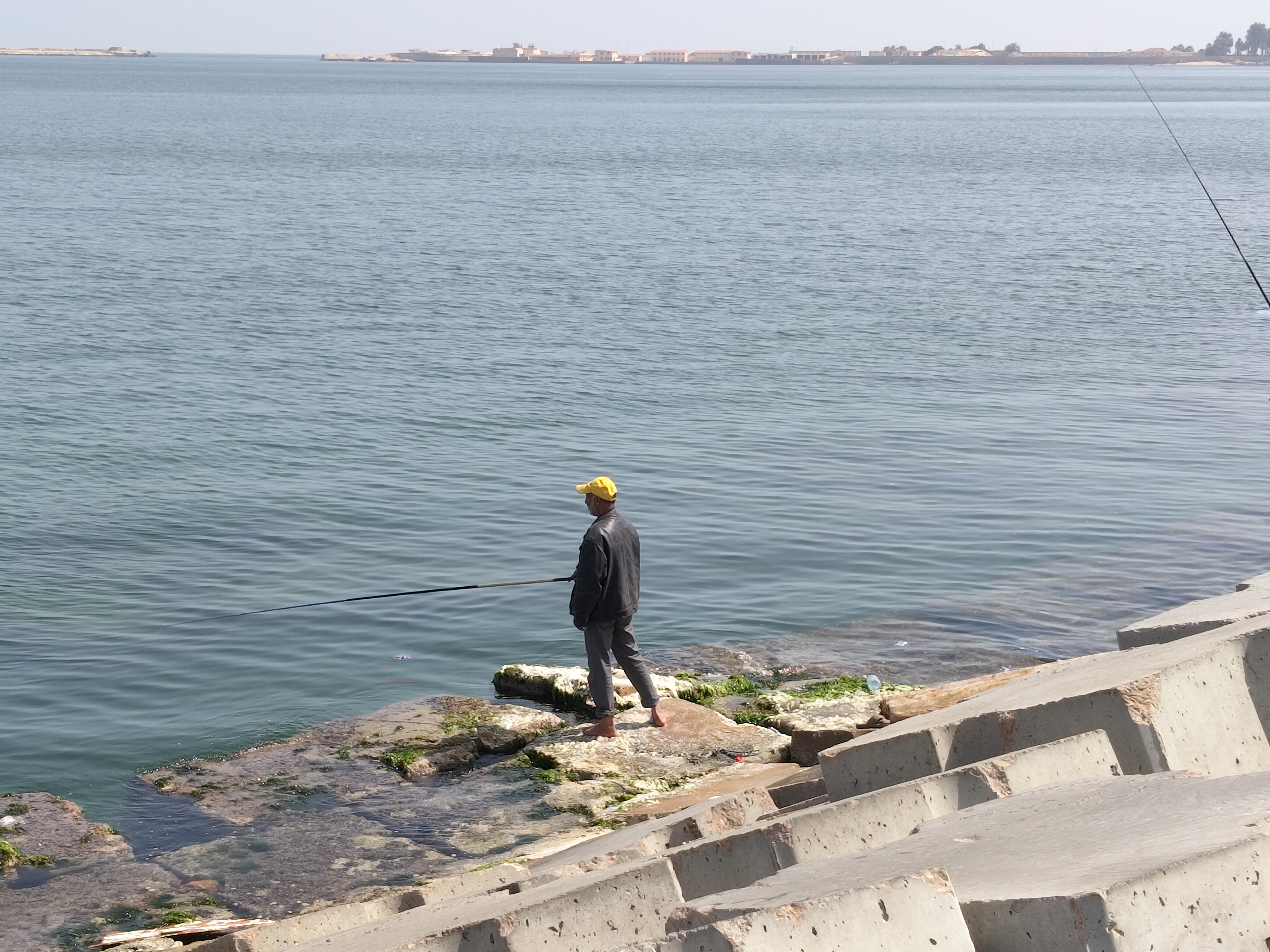 صيد السمك على الكورنيش