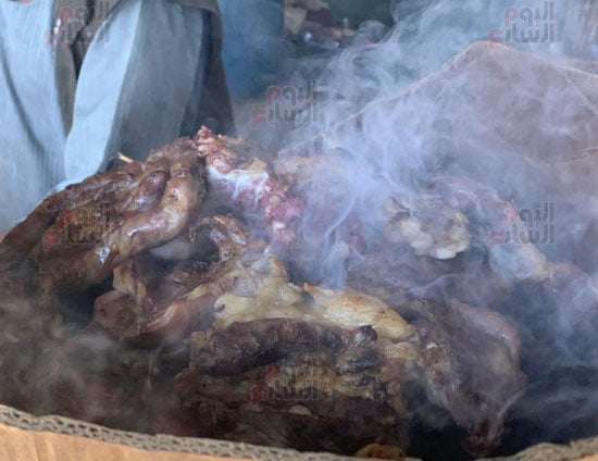 خلال-وضع-اللحم-على-الأحجار،