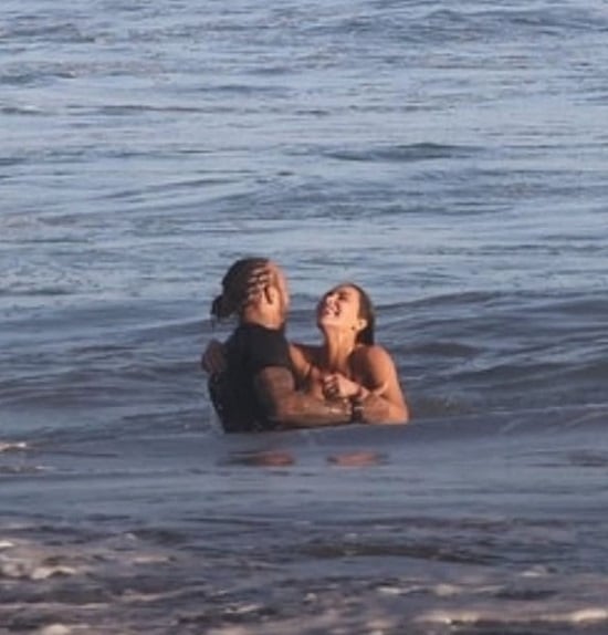 كيم كارداشيان تسبح مع حبيبها