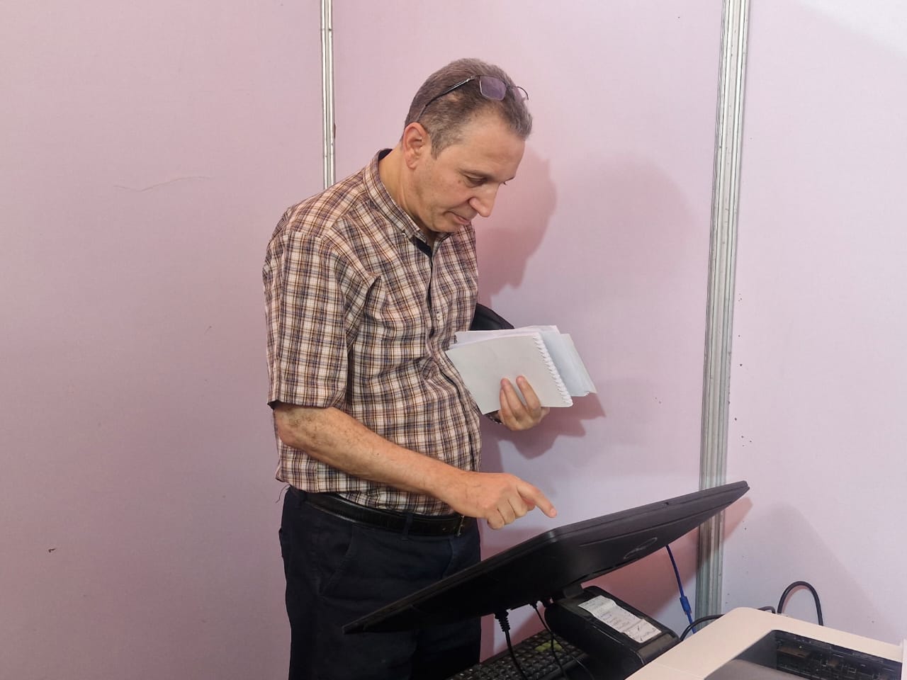 جانب من التصويت الإليكترونى