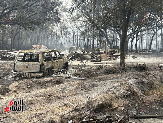سيارات محترقة نتيجة الحرائق