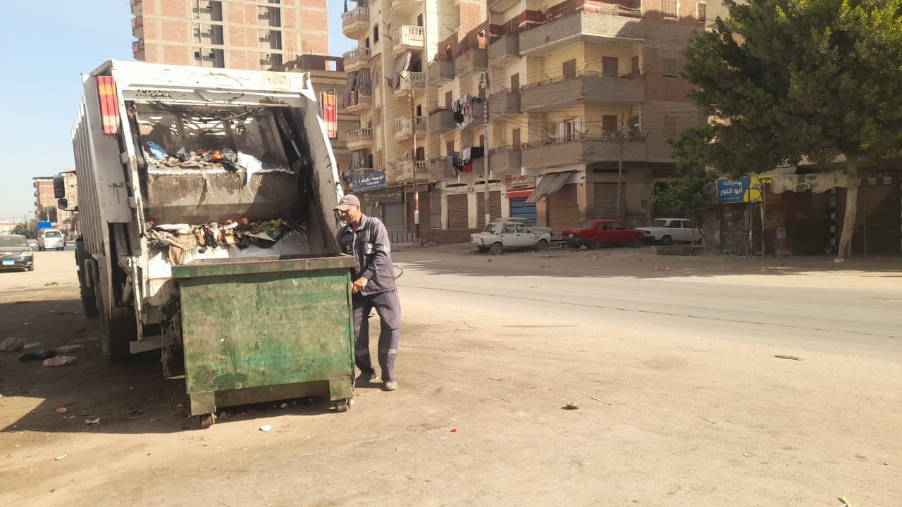 تفريغ صناديق القمامة