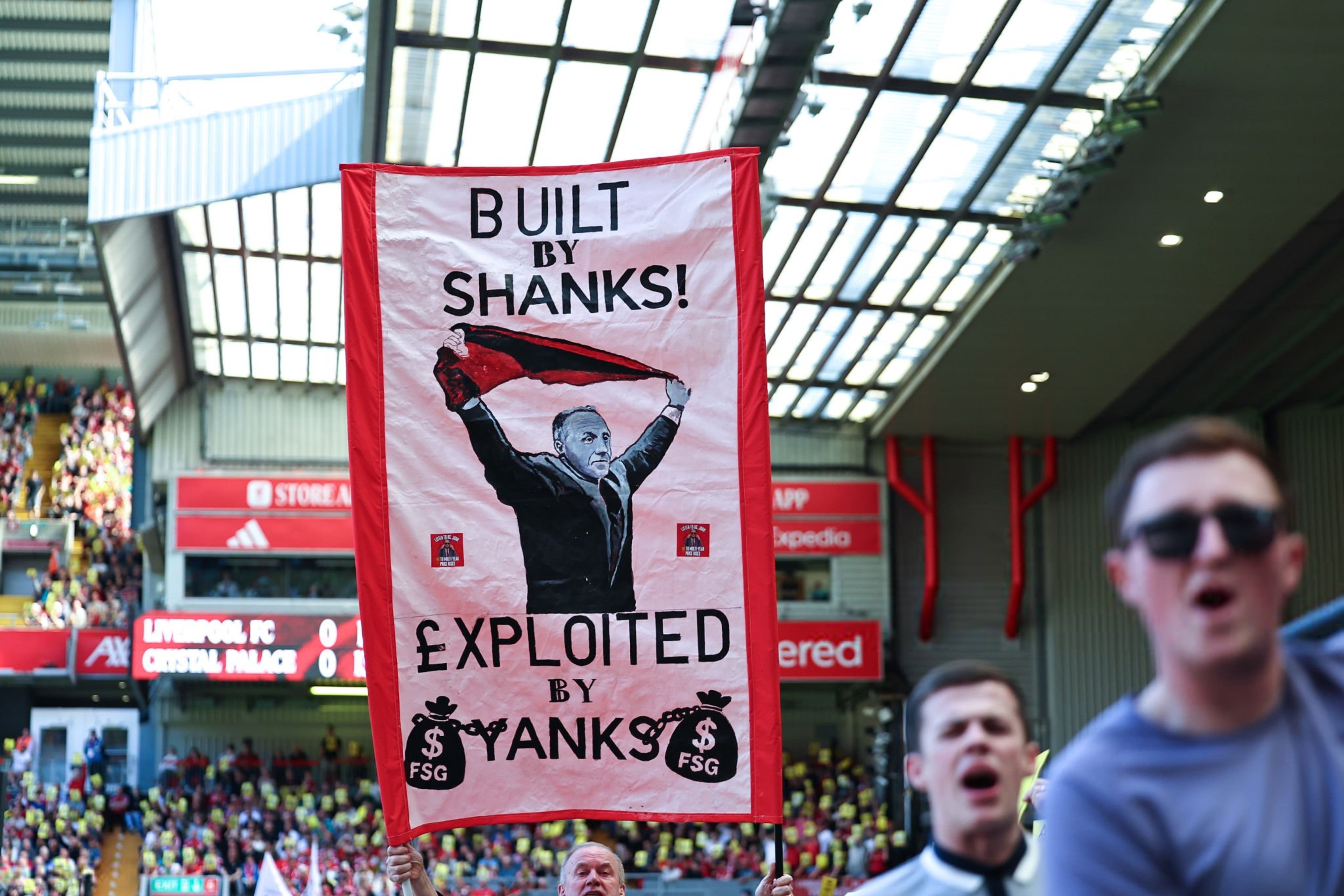 جماهير ليفربول تهاجم إدارة النادي (5)