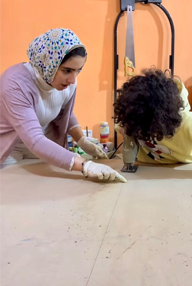 اسماء مع ابنها الصغير 