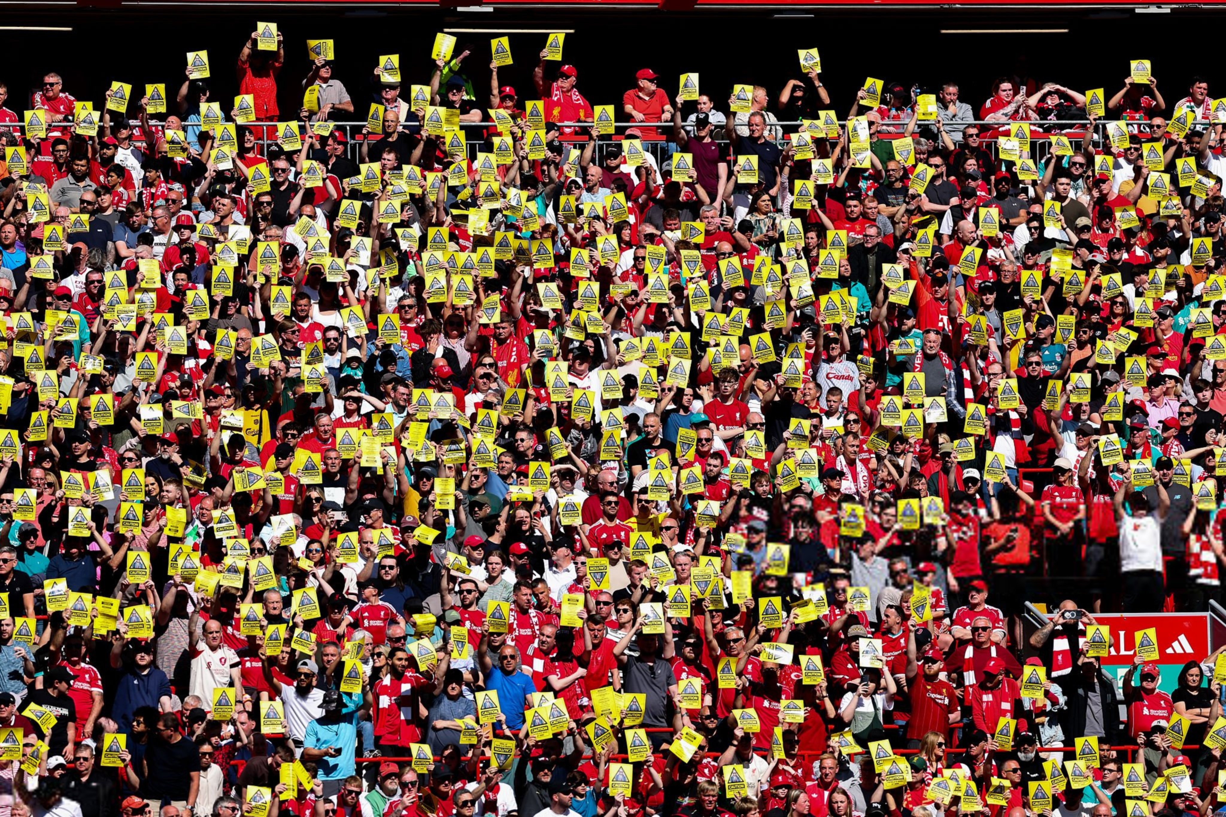 جماهير ليفربول تهاجم إدارة النادي (1)