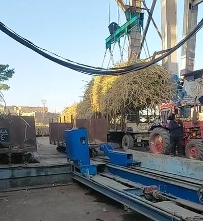 دخول قاطرات القصب إلى مصنع سكر أرمنت خلال الموسم