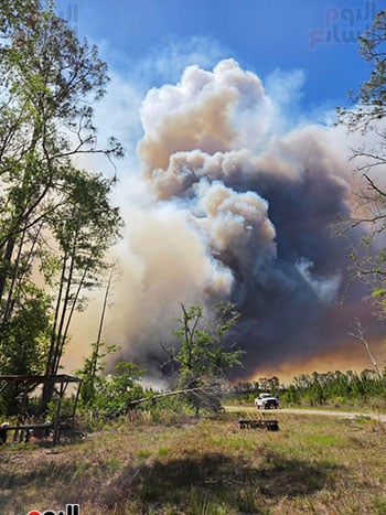 الدخان والغبار يتصاعد نتيجة الحرائق