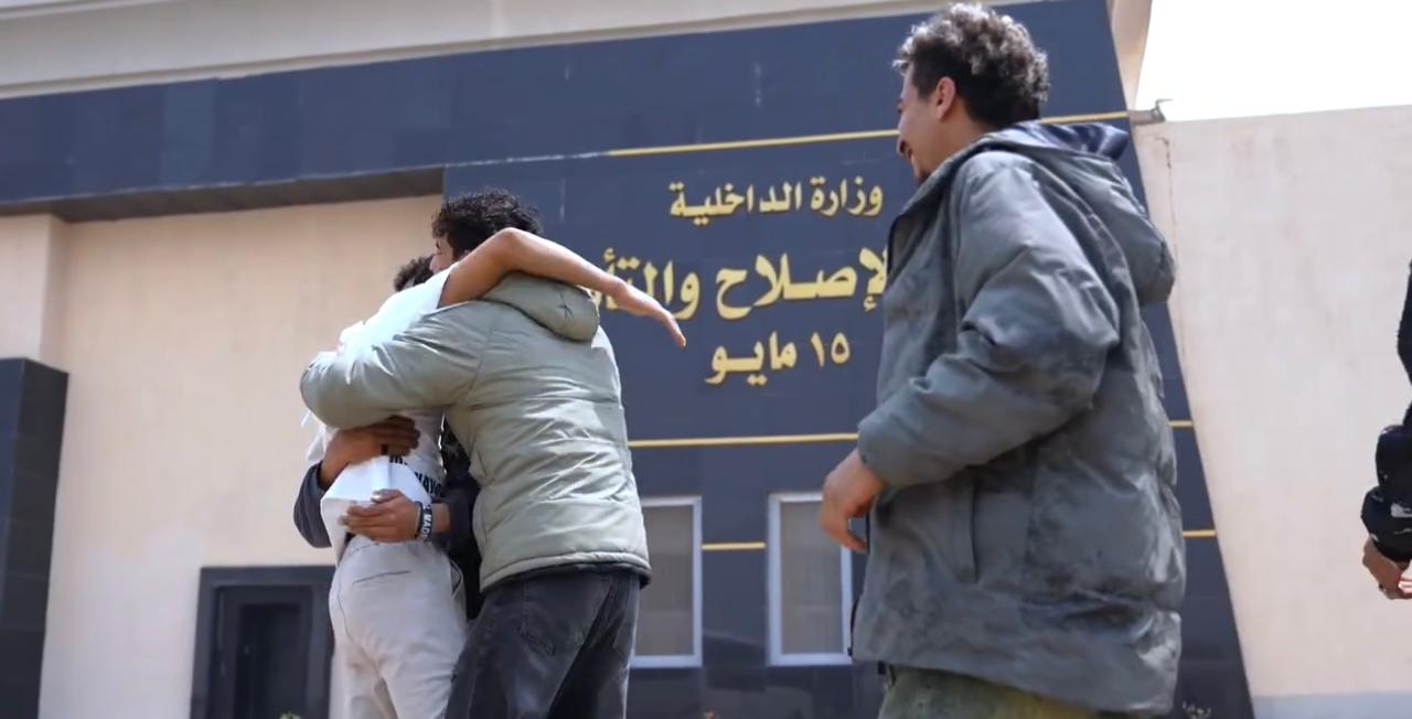 فرحة غامرة بمغادرة أسوار السجون (2)