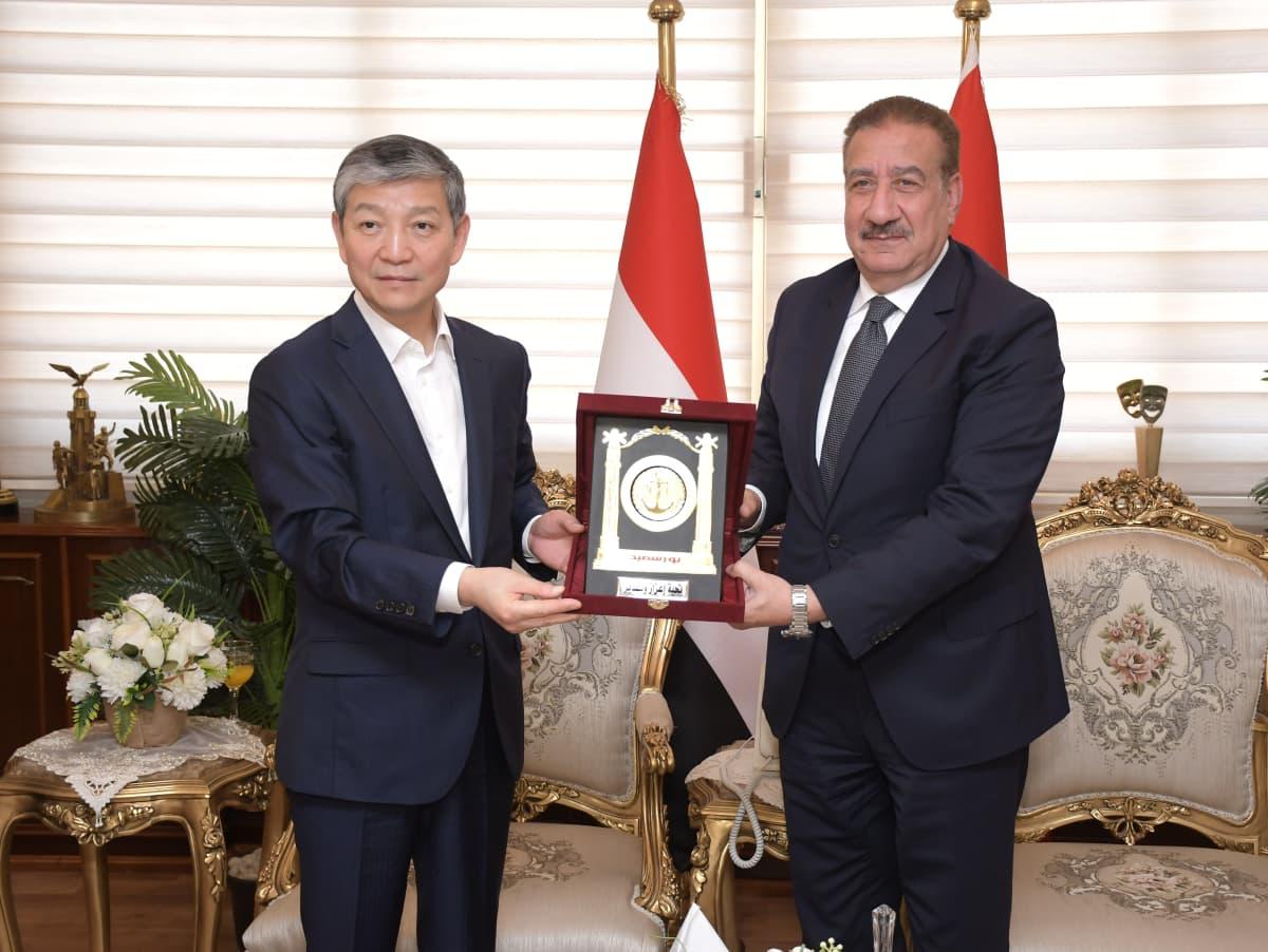 المحافظ يسلم الدرع للسفير