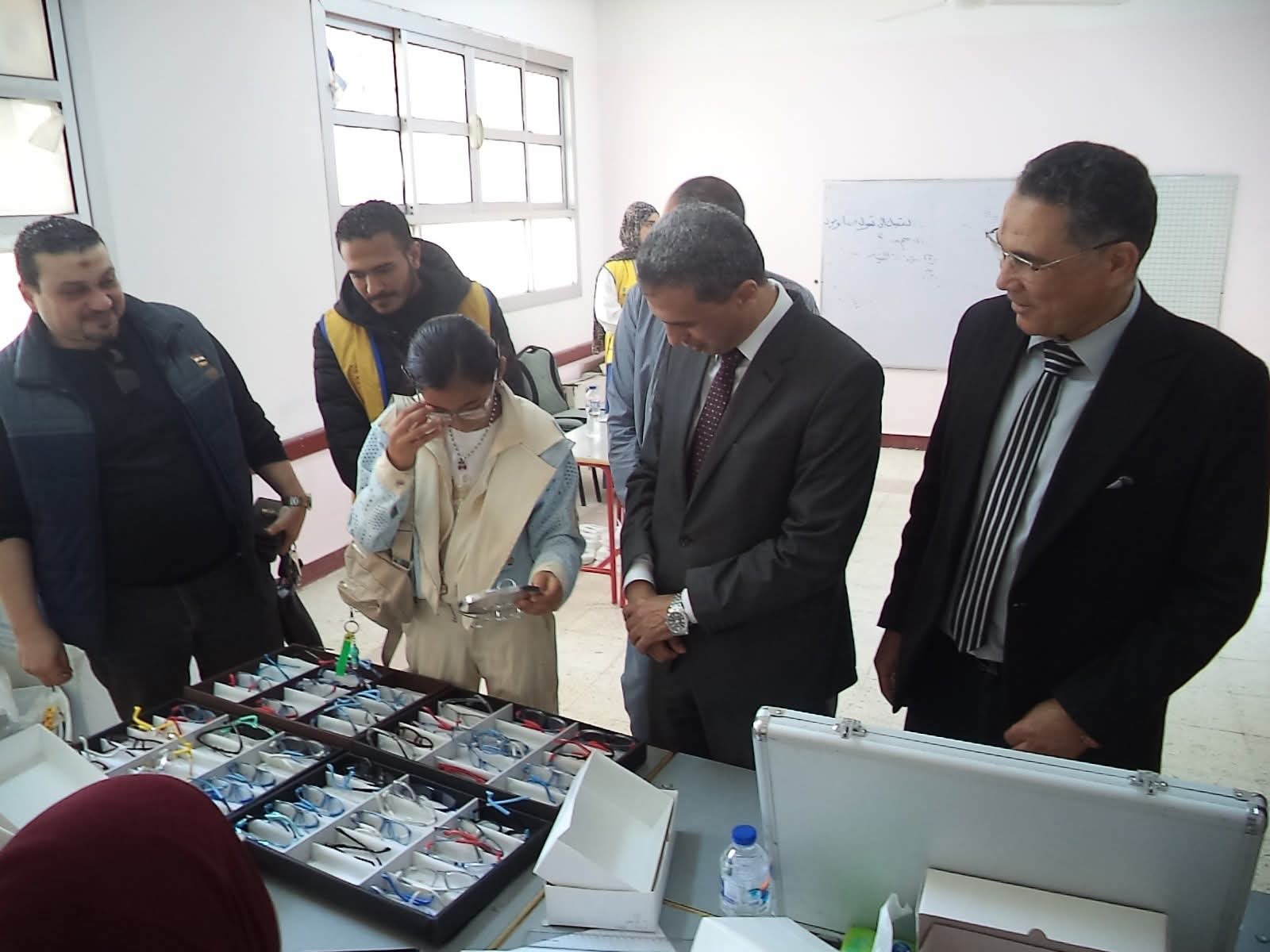 طفلة تختار نظارة خلال المباراة