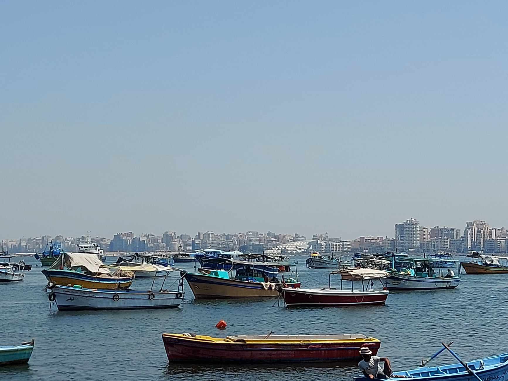 مرسى اليخوت وفى الخلفية مكتبة الاسكندرية