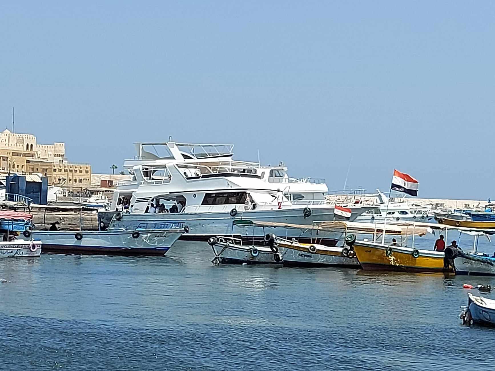 لانشات وقوارب بمرسى اليخوت