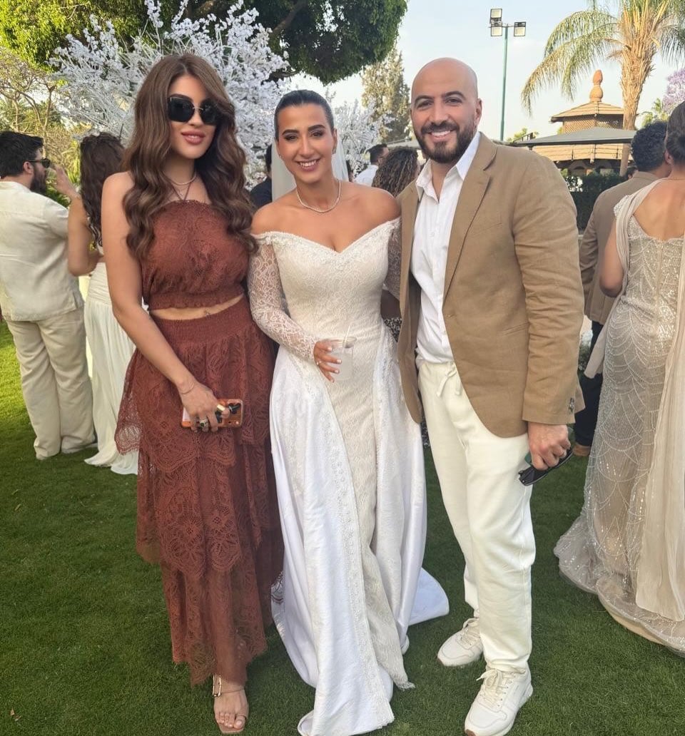 رنا حسانين تتوسط مجدي الهواري ودنيا عبد المعبود