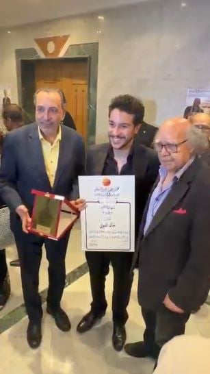 نور النبوي يتسلم تكريم والده بجمعية الفيلم