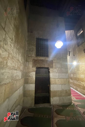 طرقة في مدخل المسجد