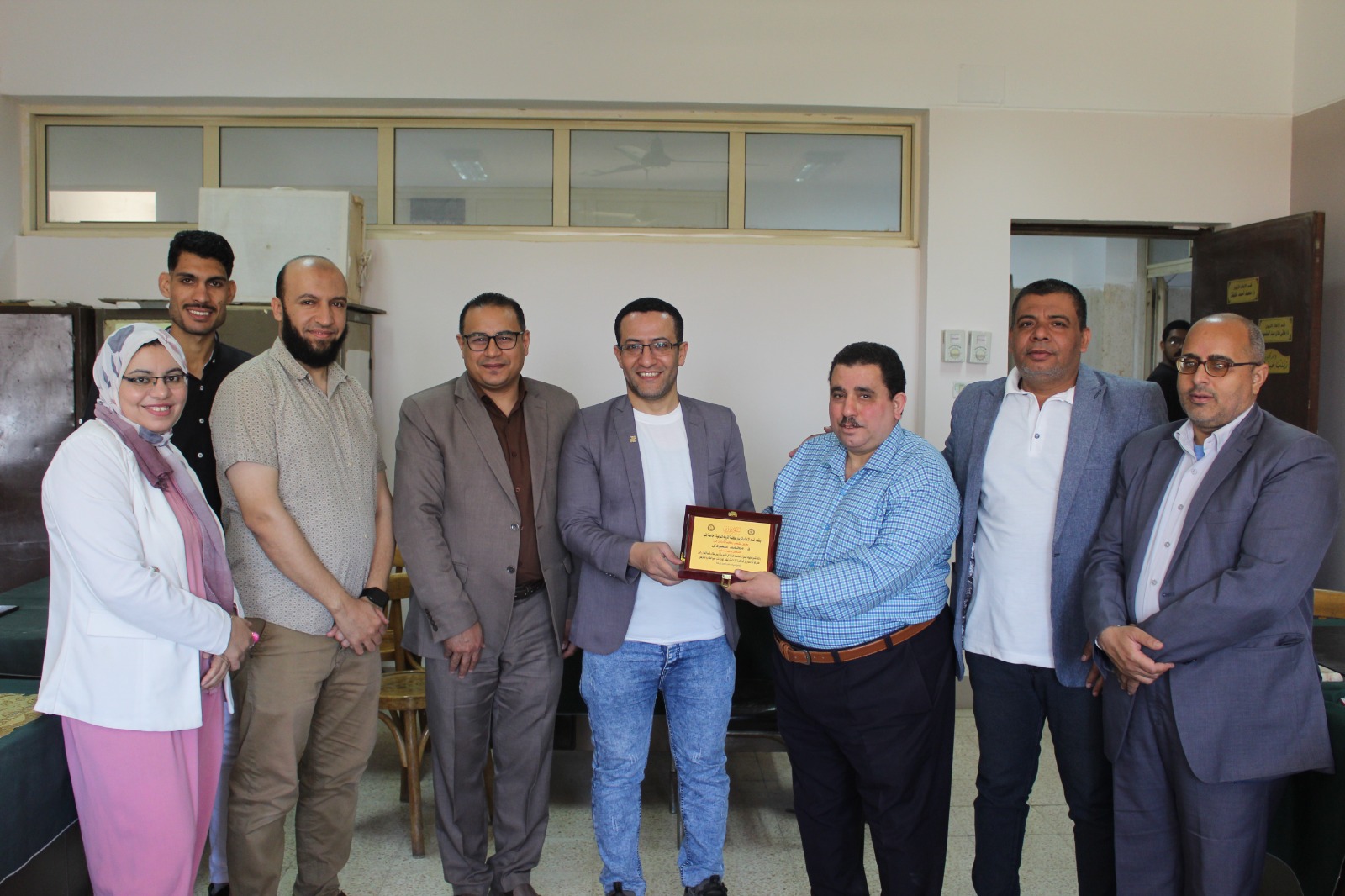 صورة تذكارية للدكتور محمد سعودي مع أعضاء هيئة التدريس بالكلية