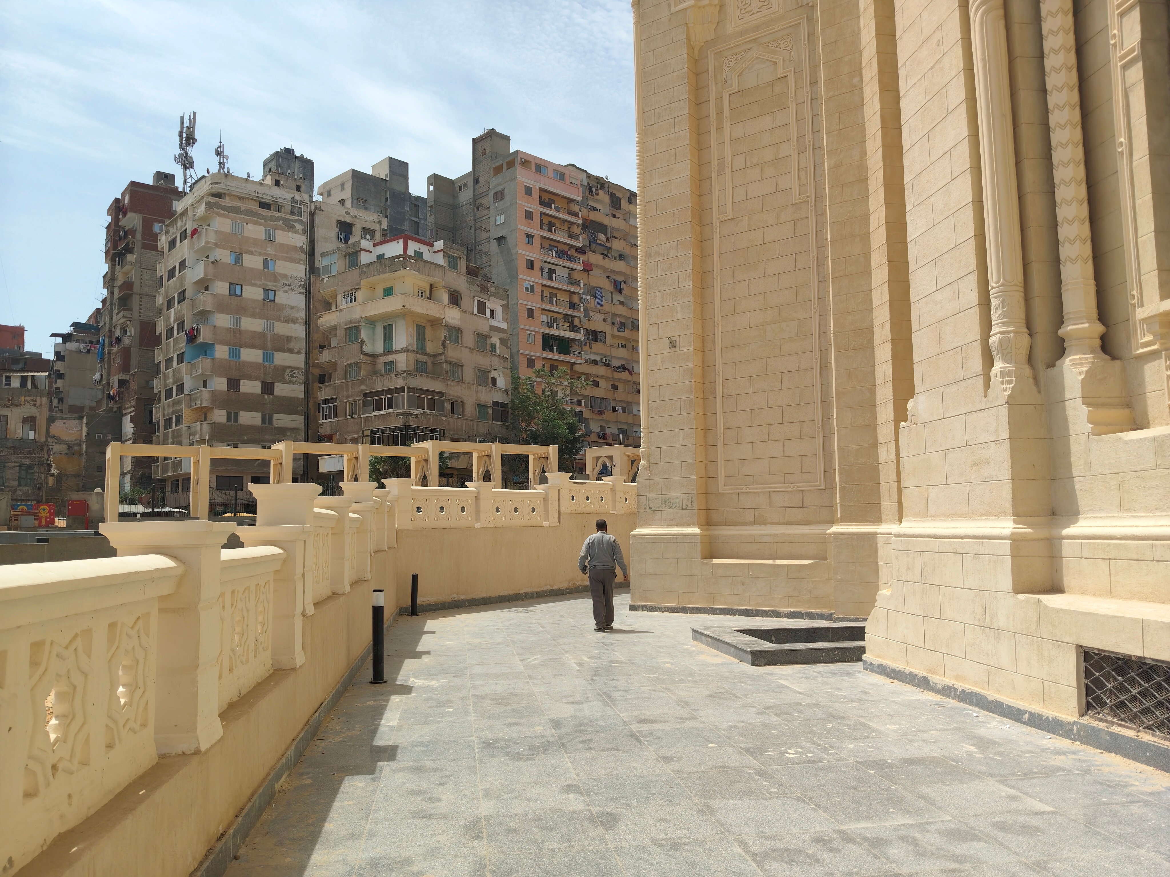 أحد الممرات بالساحة