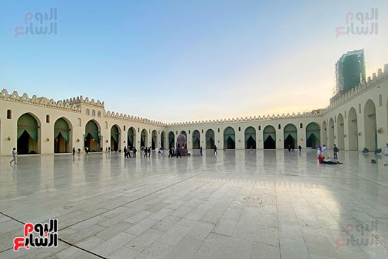 صحن المسجد من الرخام الأبيض