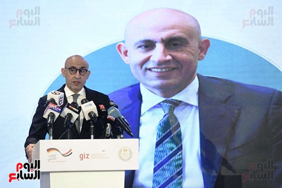 وزير التعليم يتحدث خلال المؤتمر