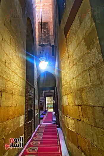 طرقة تؤدي إلي صحن المسجد