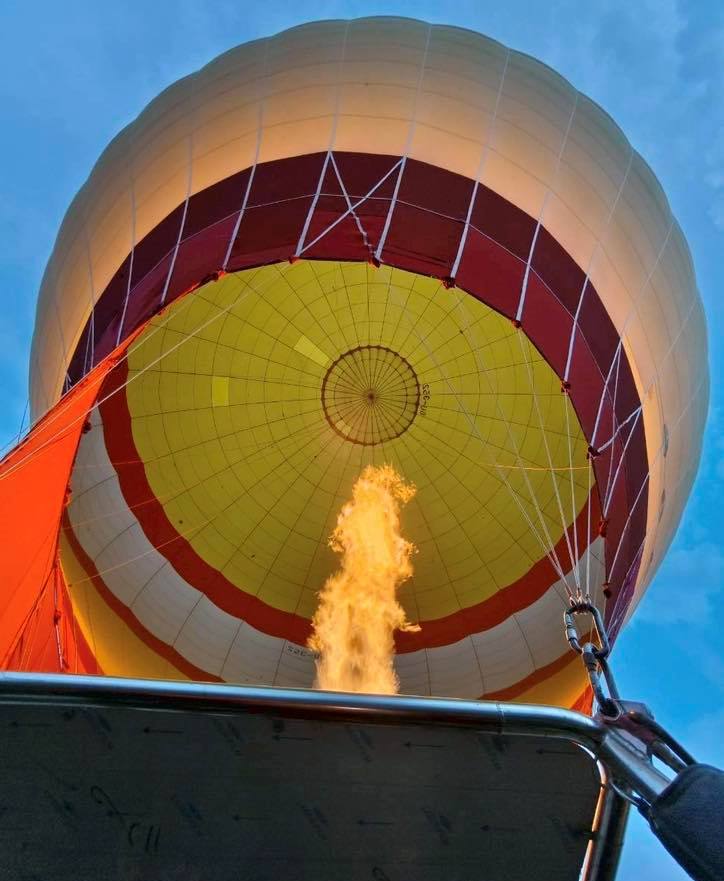 لحظات اقلاع رحلات البالون الطائر غرب الأقصر