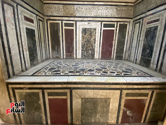 مكان جلوس القاضي ليحكم بين الناس