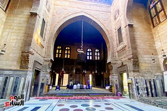 في المقابل إيوان القبلة