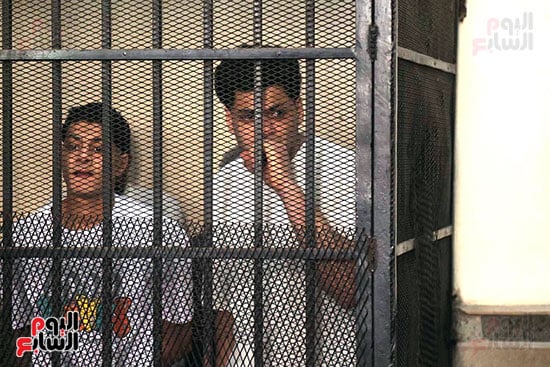 المتهمين داخل القفص