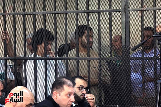 انصات المتهمين لهيئة المحكمة