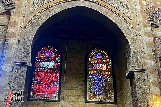 نوافذ من الزجاج الملون