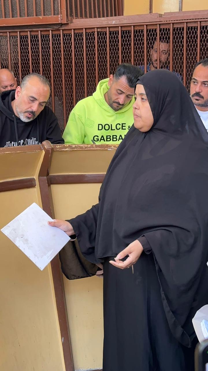 والدة عروس بورسعيد امام المحكمة