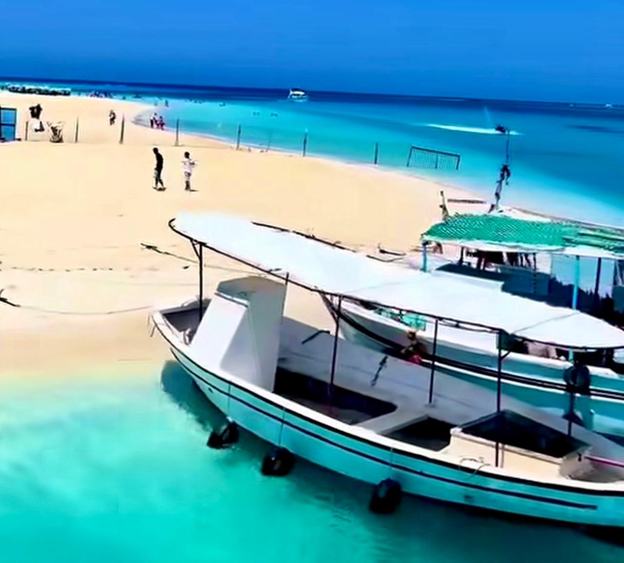 جمال الطبيعة الفريد يتجلى بشاطئ الغرام