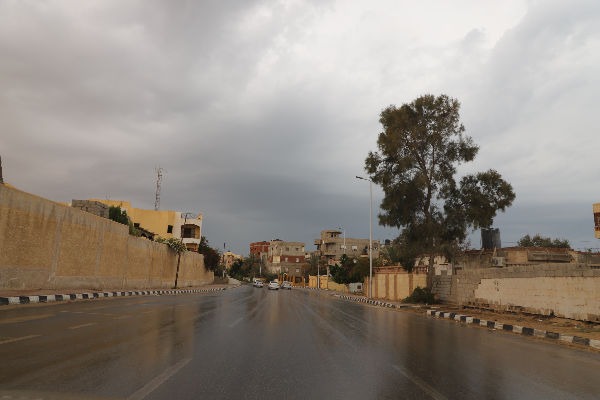 المشهد في العريش وسقوط امطار 