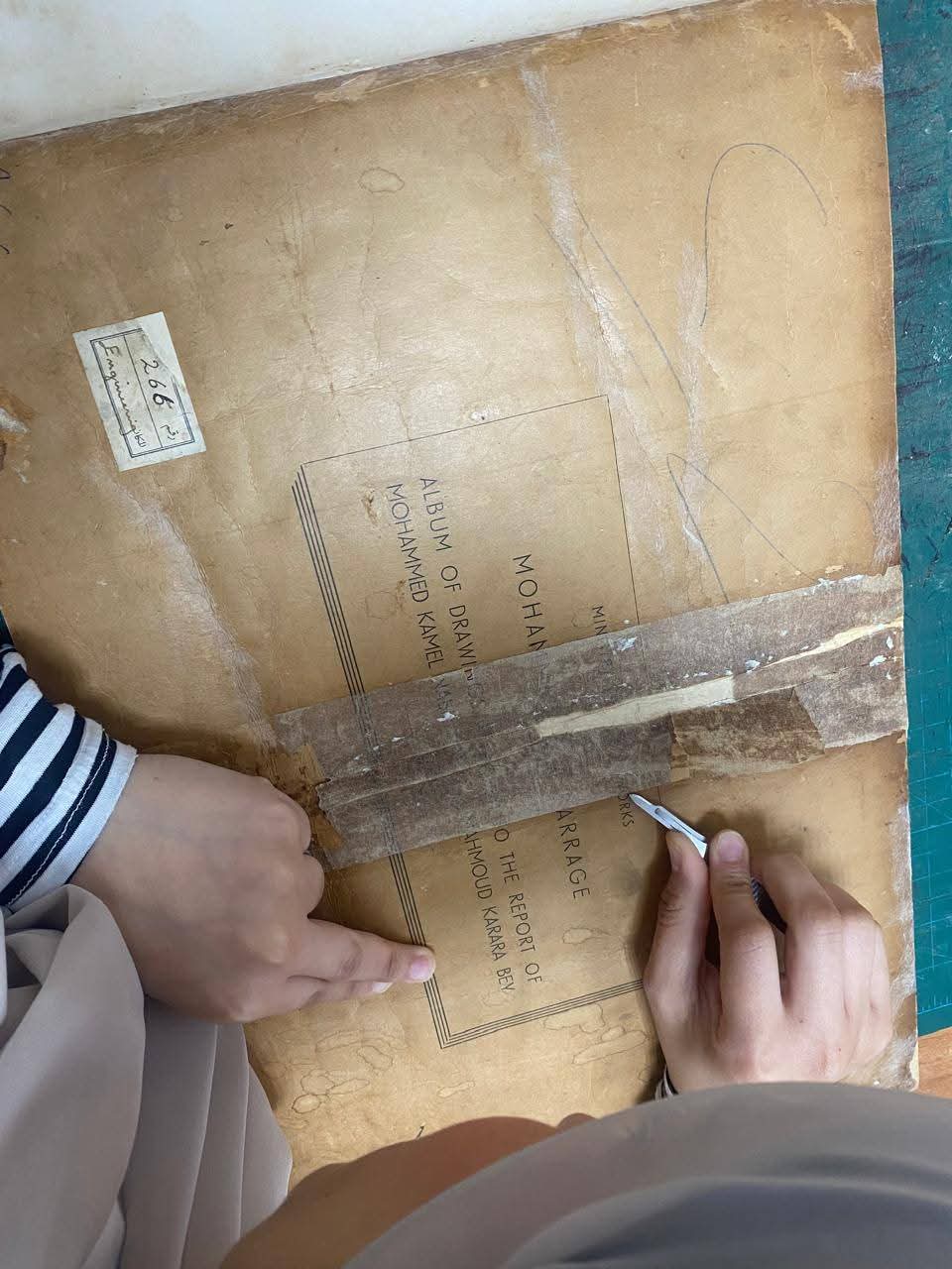 العمل داخل معمل الترميم