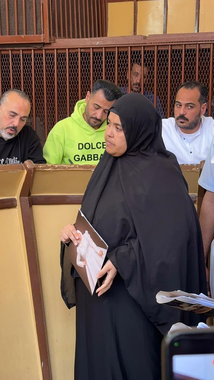 والدة عروس بورسعيد تحمل صورة نجلتها