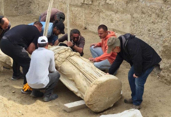 تمثال المعبودة اليونانية أثينا