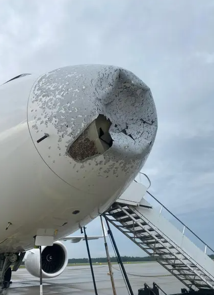 الدمار يلحق بمقدمة الطائرة