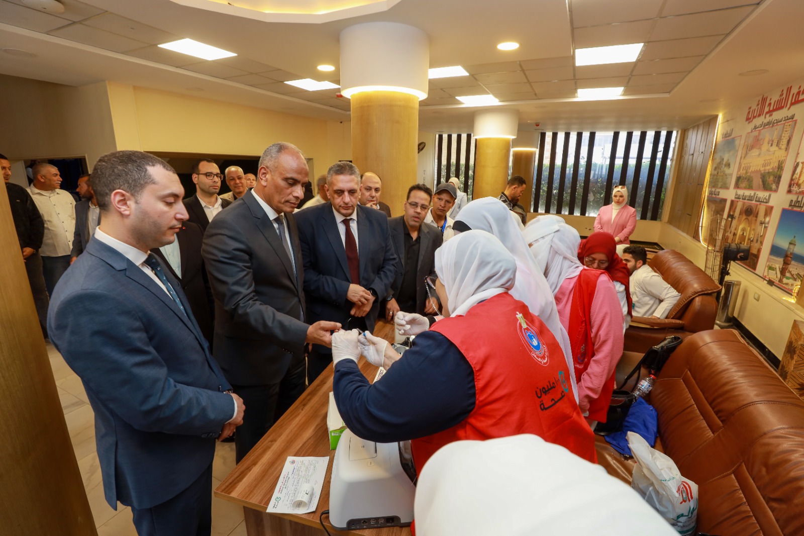 محافظ كفر الشيخ يجري الكشف الطبي