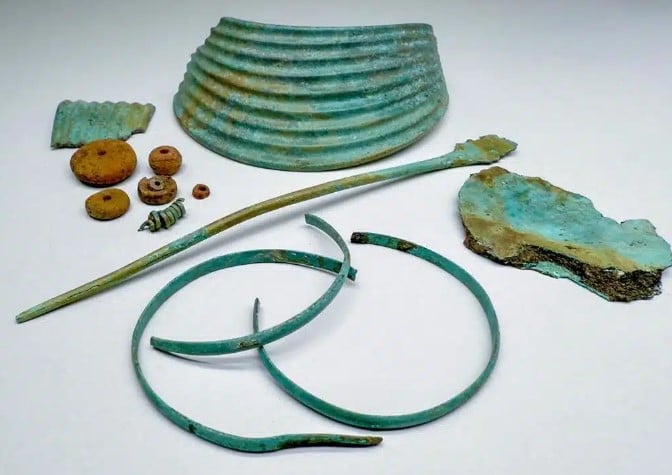 مجوهرات من العصر البرونزى
