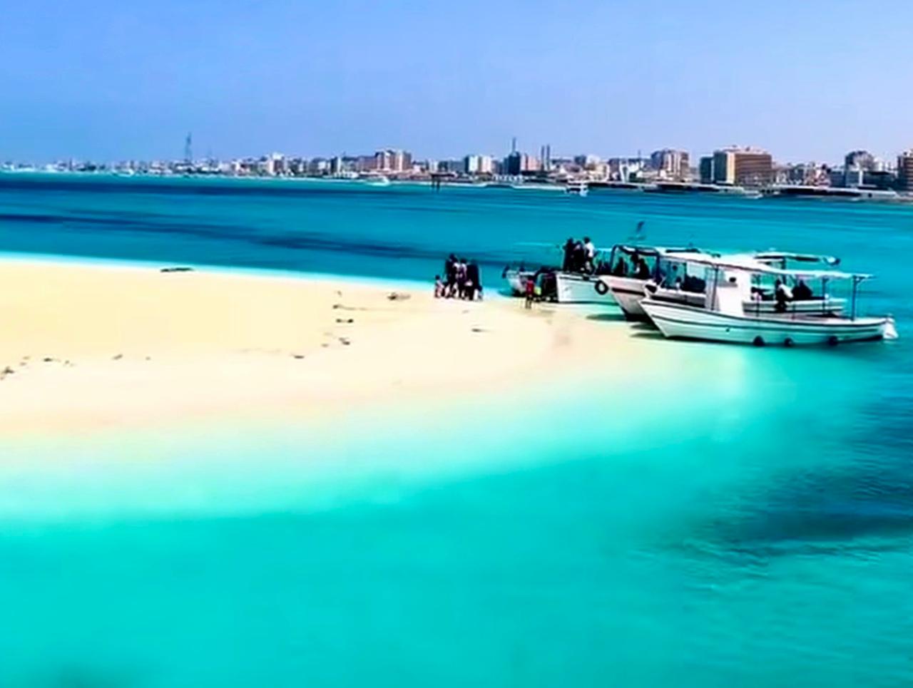 الطبيعة البكر تزيد جمال شاطئ الغرام