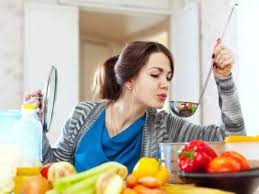 الاهتمام بفصل الاطعمة النيئة عن المطبوخة