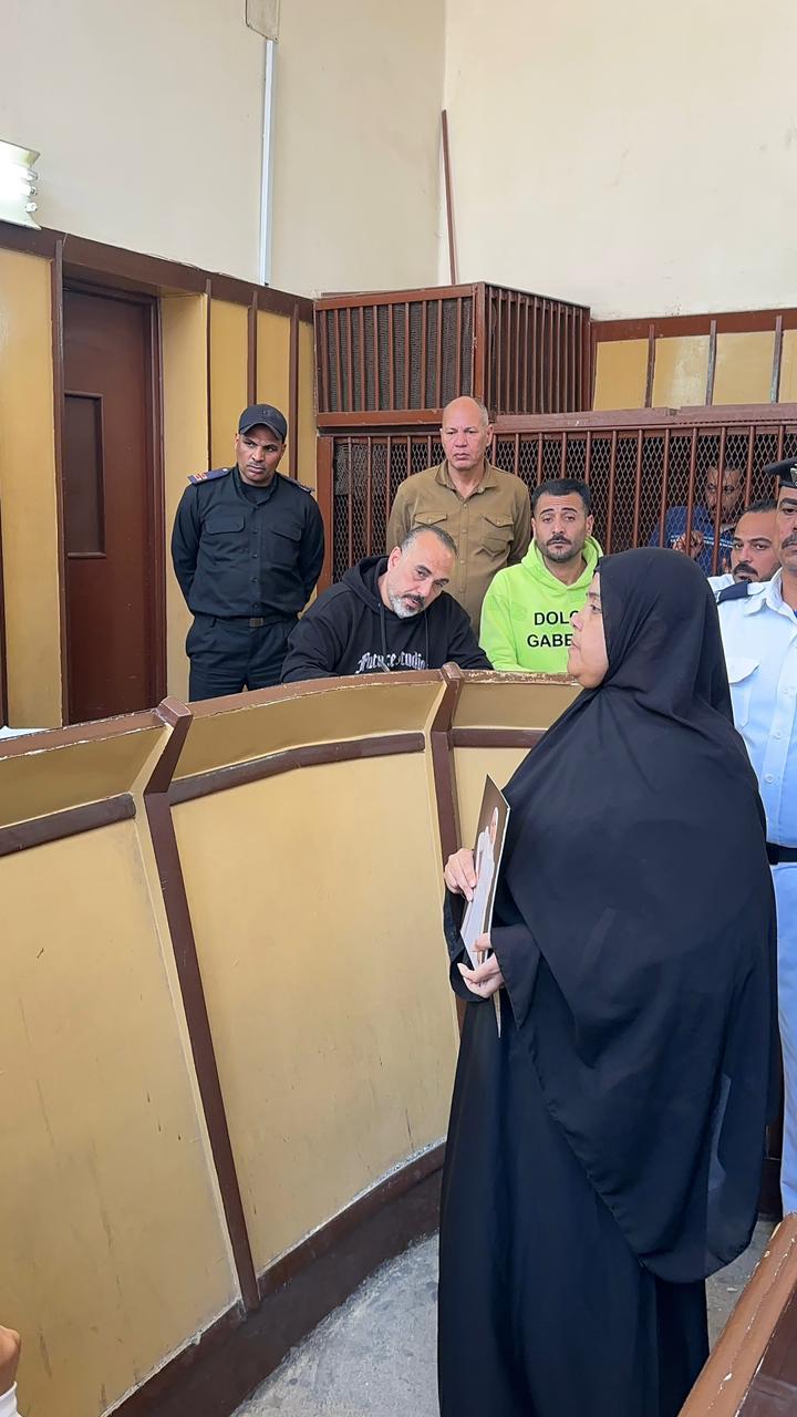 والدة عروس بورسعيد ترتدي الأسود وتحمل صورة نجلتها