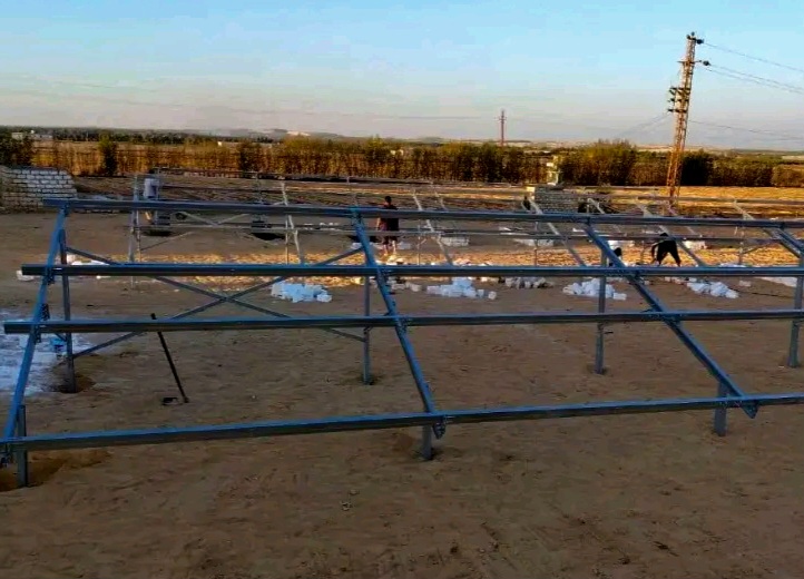 تركيب الواح الطاقة الشمسية باحدى المزارع