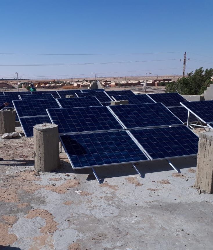 اثناء تركيب محطات طاقة شمسية بالخارجةو