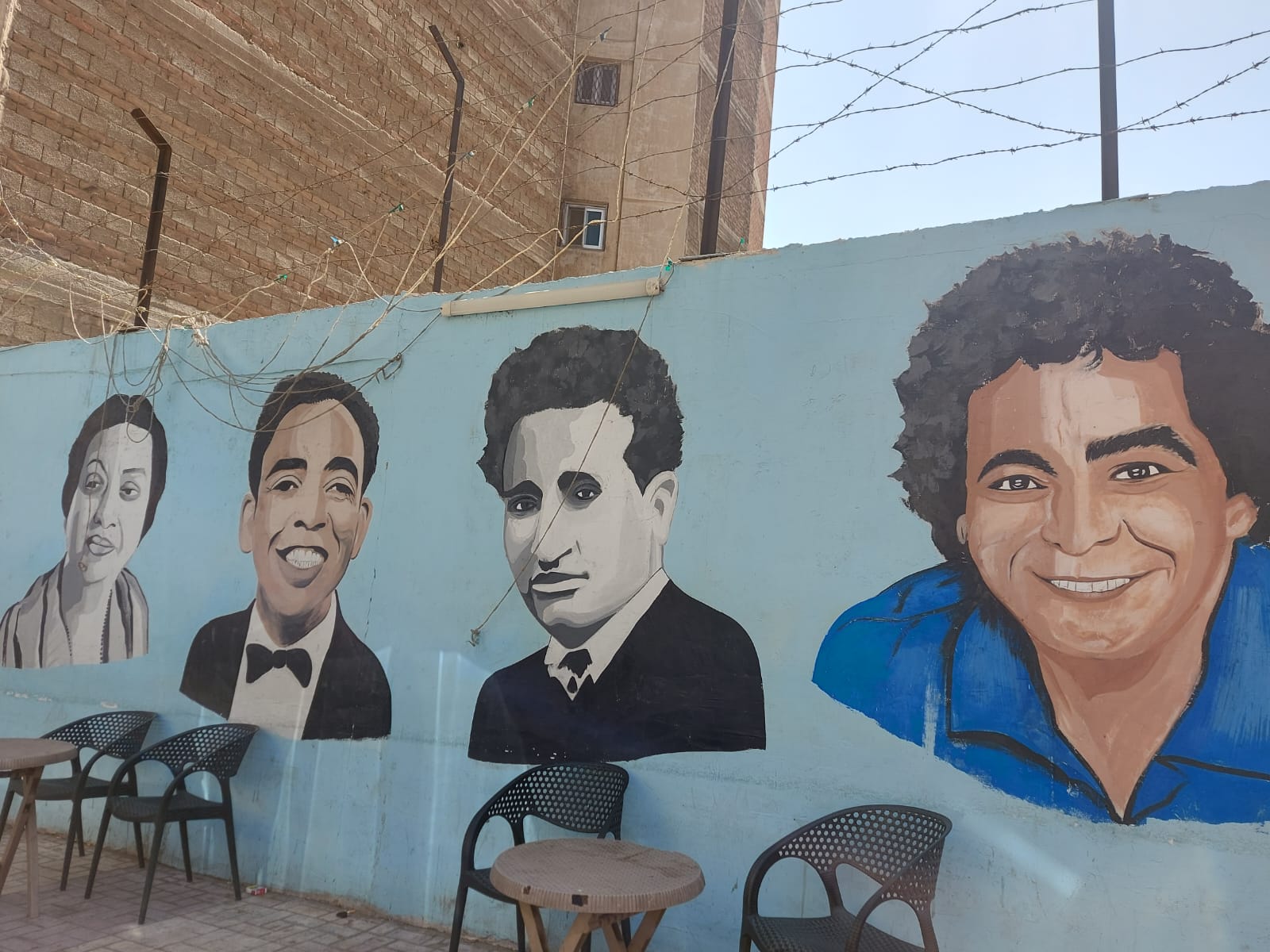 سيد درويش يتوسط الفناتين