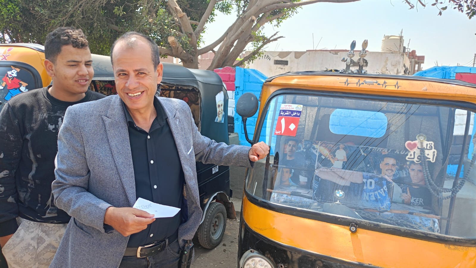 رئيس مدينة العياط يضع ملصقات الأجرة بنفسه على التكاتك