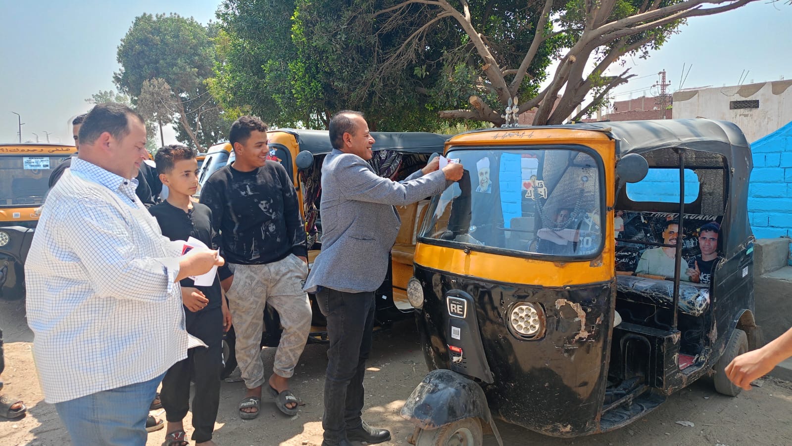 ملصق العشرة جنيه على التكاتك