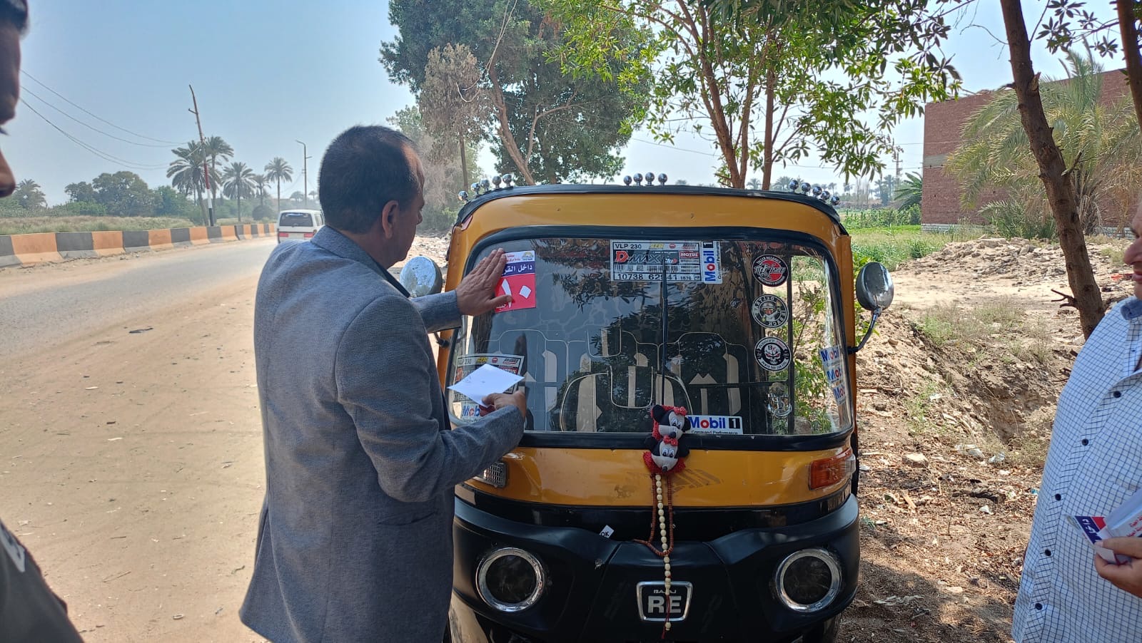 جانب من وضع الملصقات على التكاتك